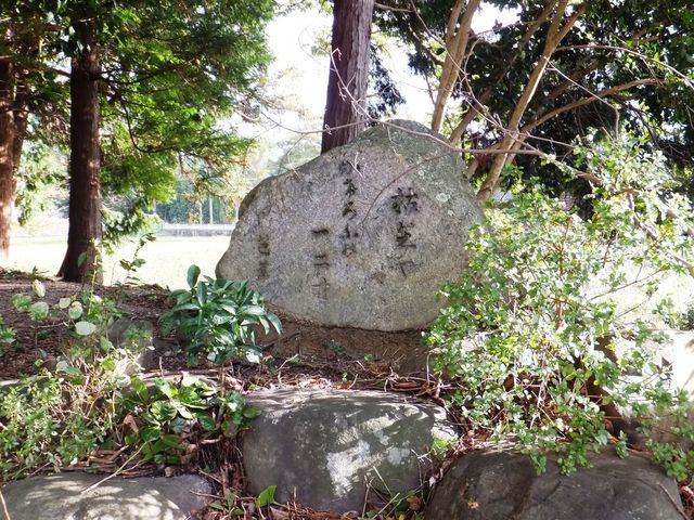 鳥居の横には芭蕉翁の句碑:枯芝やややか希ろふの十二寸_植木神社
