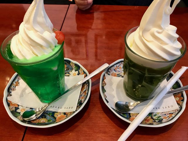 懐かしのメロンソーダと抹茶ソフト_麻布茶房 アトレ上野店