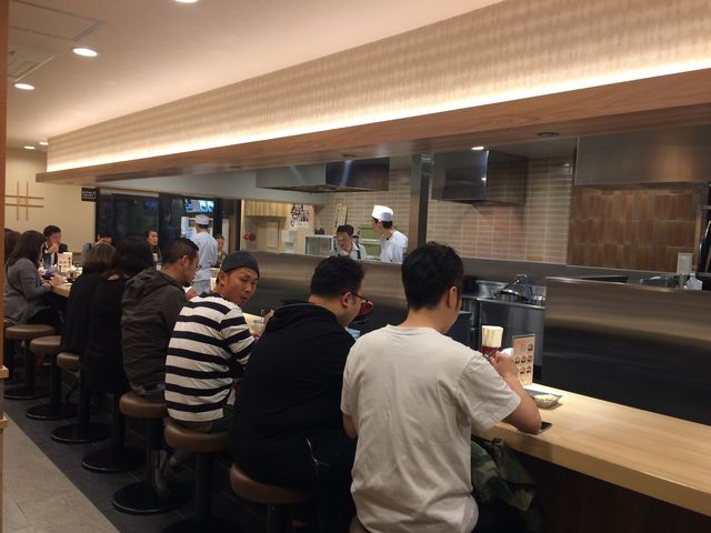 カウンターのみの店内_天ぷら ひらお 天神店