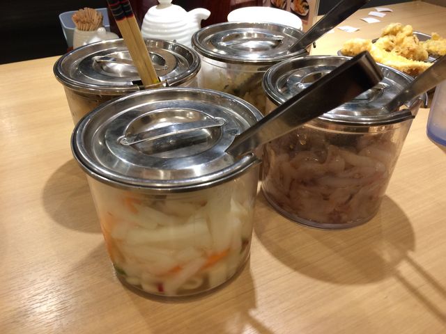 ダイコンの漬物、塩辛、カボチャの煮物、モヤシのナムルと、全て無料!食べ放題_天ぷら ひらお 天神店