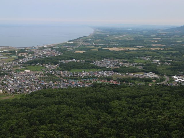 遠くに知床_大山山頂園展望塔・オホーツクスカイタワー