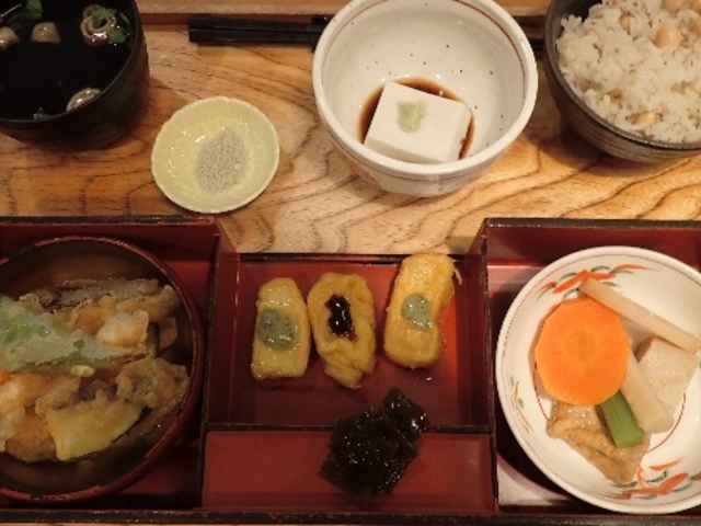 反対から撮ったのでさかさま(笑)
粟麩田楽弁当_中央食堂・さんぼう