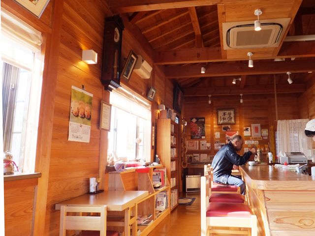 店舗の様子:木造りの暖かい雰囲気_夢の道