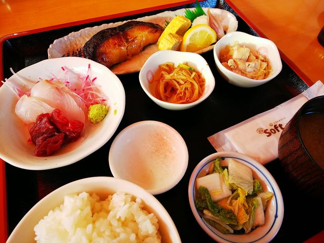 刺し身と焼き魚がついた和定食_鯖石ドライブイン