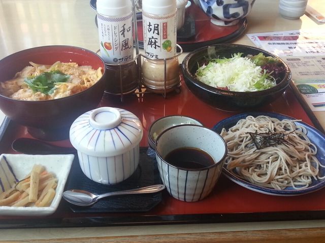 親子丼とサラダセット_濱町 厚木文化会館前店