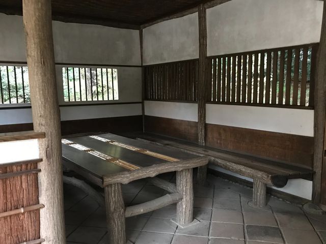 【小石川後楽園〜九八屋】中は風通しが良く、ここで楽しむには季節を選びそうです。_九八屋(小石川後楽園)