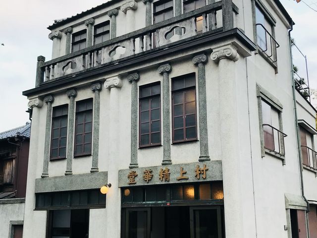 【江戸東京たてもの園〜村上精華堂】イオニア式の柱をデザインしたお店外観です。_村上精華堂(江戸東京たてもの園)