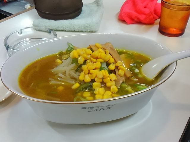カレーラーメン:器の形が特徴的_ホンコンラーメンニイハオ