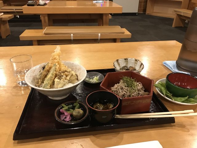 食事処の天丼定食880円
税込_三笠天然温泉太古の湯