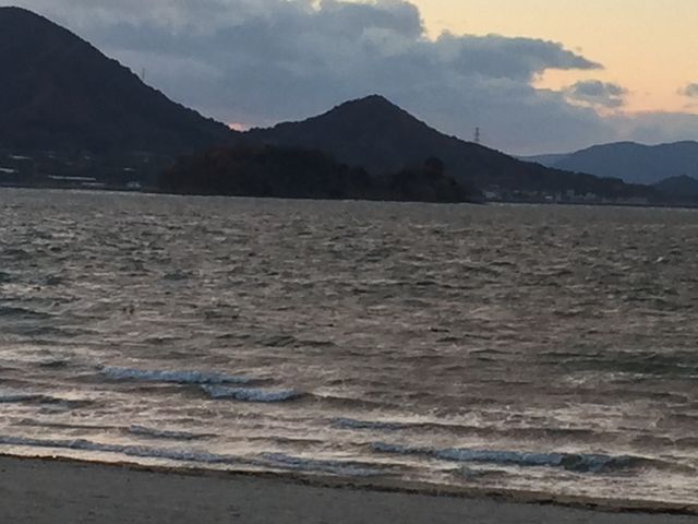 夕方て見にくいけと、山の手前のシルエットがひょっこりひょうたん島です_ひょうたん島