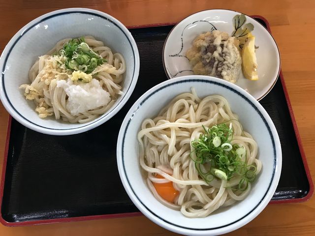 しょうゆうどんと釜玉うどんと茄子の天ぷら
_うどん一福
