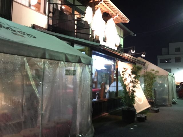 店の外のテントの待合所_田毎