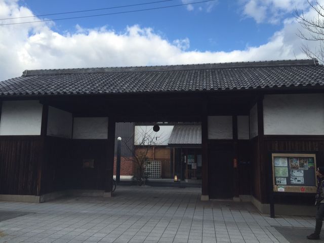門。中の建物は近代的。_櫻正宗記念館「櫻宴」