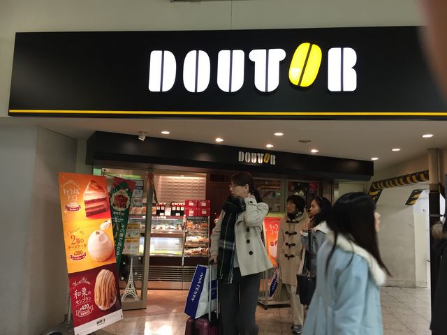 人の往来が激しいです。_ドトールコーヒー アトレ上野店