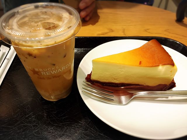 チーズケーキとラテ_スターバックス・コーヒー 天王洲店