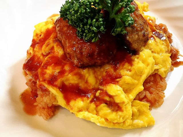 ハンバーグのせオムライス_シモン
