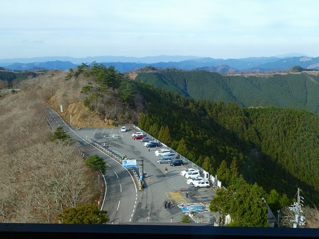 和歌山県・ごまさんスカイタワーから駐車場を望む _ごまさんスカイタワー