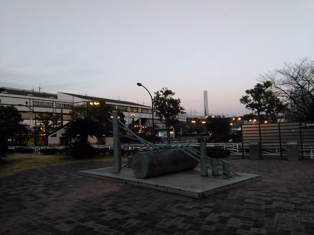 木材加工をイメージしたオブジェ_新木場駅