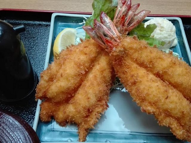 尾の部分がポテトサラダとほぼ同じくらい!醤油挿しは良く食堂で見かけるサイズです。_伊勢大阪屋