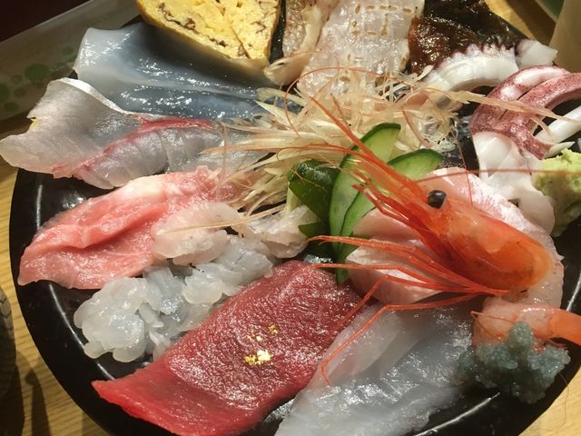 ご飯が入った丼の上に、お魚を盛り付けたお皿が乗って提供されます_いきいき亭 近江町店