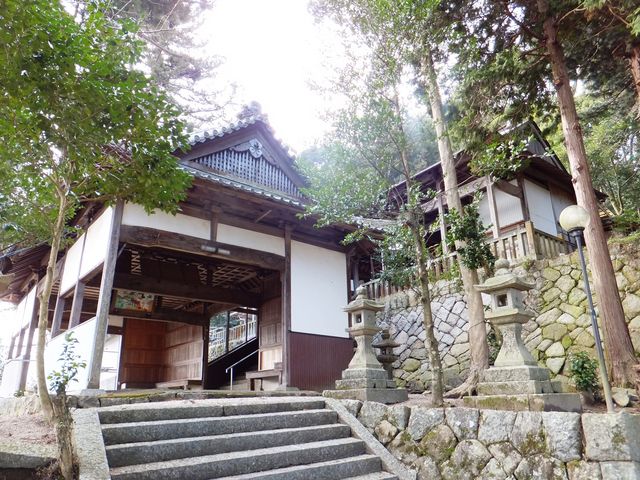 幣殿(手前)と本殿前拝殿(奥)_陽夫多神社