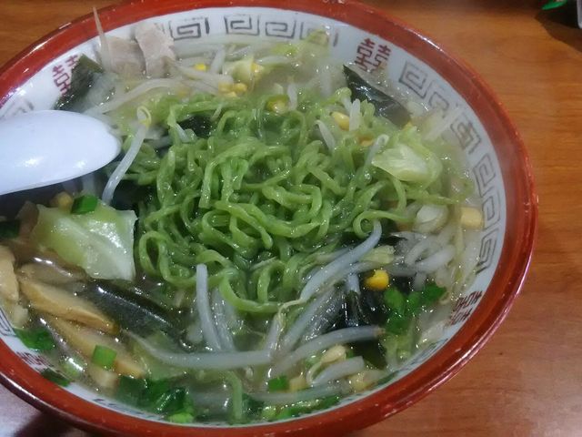翡翠麺(塩)麺が見える状態。_サッポロラーメンコタン