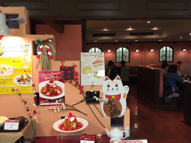 上品にコンパクトなお店です。_カフェテラストリコロール川越丸広店