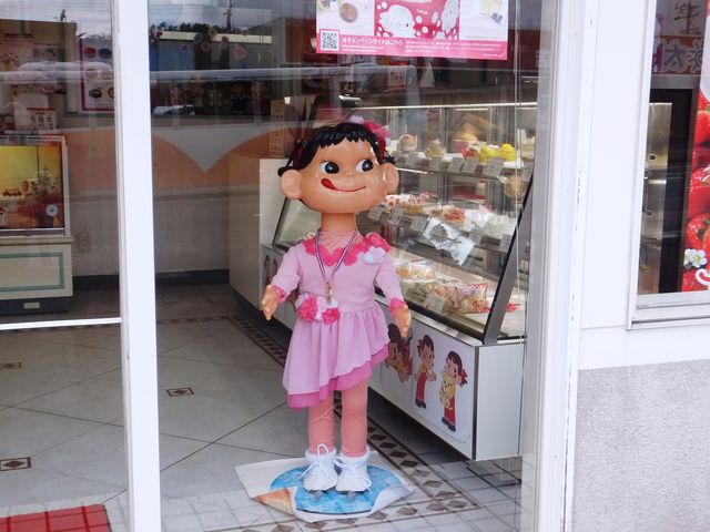フィギュアスケート選手のペコちゃん:メダル下げてました。_不二家 桔梗が丘店(FUJIYA)