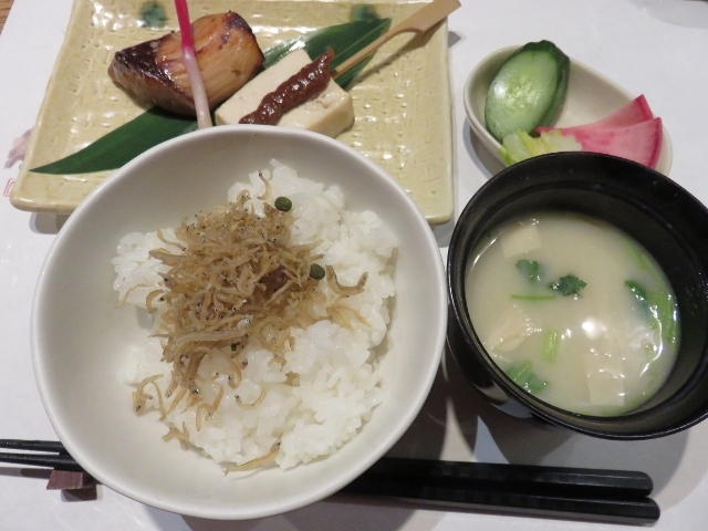 寒鰤の柚庵焼きと豆腐田楽にちりめん山椒ご飯、京漬物、白味噌汁_亀甲屋
