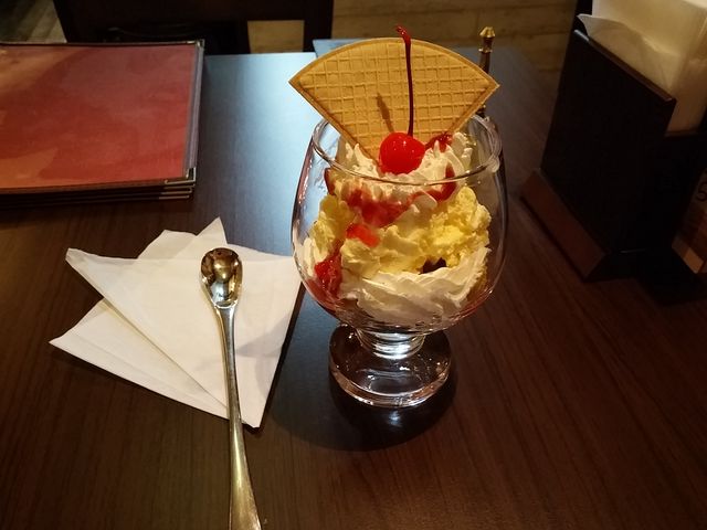 いちごパフェ_ふくろうカフェ Ricky盛岡店