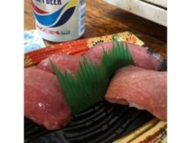 買い込んだ大トロ握りでぐびり_まぐろ屋本舗
