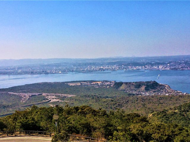 標高373m。桜島だけではなく、錦江湾と鹿児島市内もダイナミックに眺めることが出来ます。_湯之平展望所