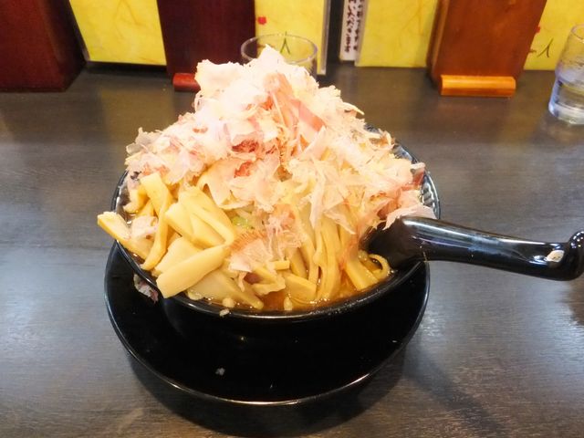 トッピングにメンマを追加した状態。メンマとかつお節しか見えない。(野菜増し・かつお節増量)_楽人 津新町