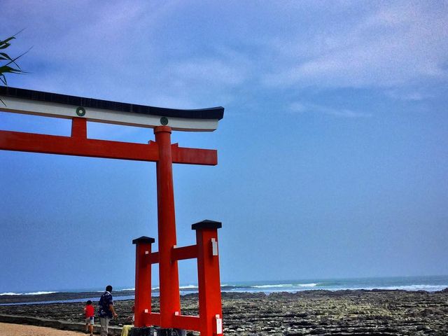 青い空と海に、朱の鳥居が映える!_青島神社