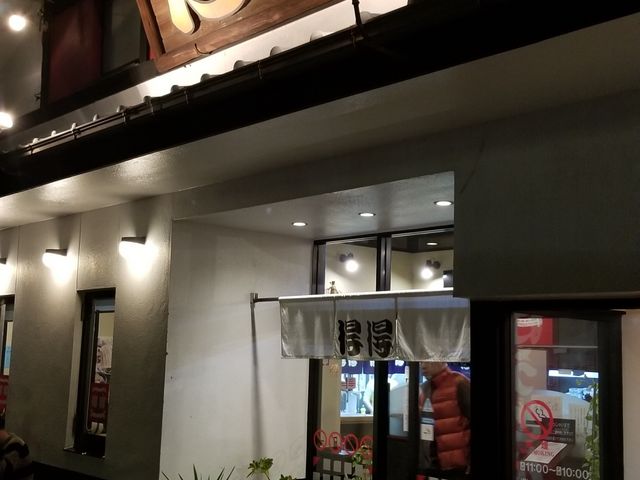 お店の入り口です。店の名前からは解りにくいですが丼とそば、うどんの店だったと思います。_得得うどん今治店