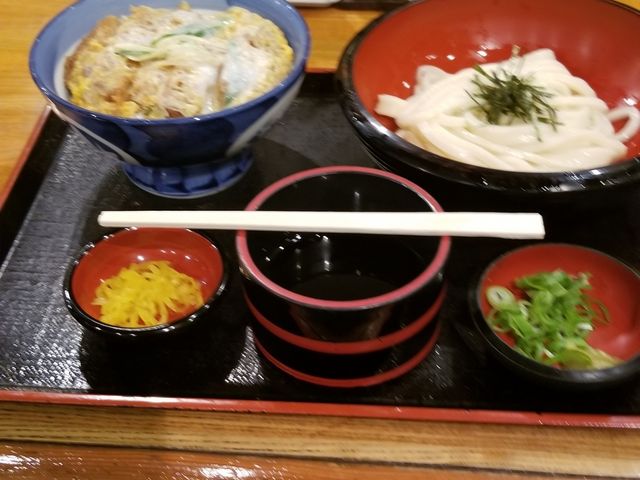 カツ丼とざるうどんのセット。_得得うどん今治店