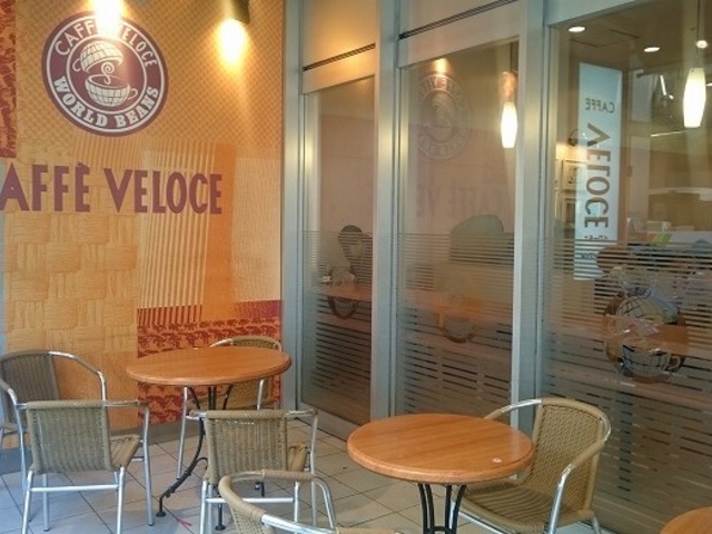 テラス席もあるコーヒーショップ_カフェ・ベローチェ 池袋サンシャイン前店