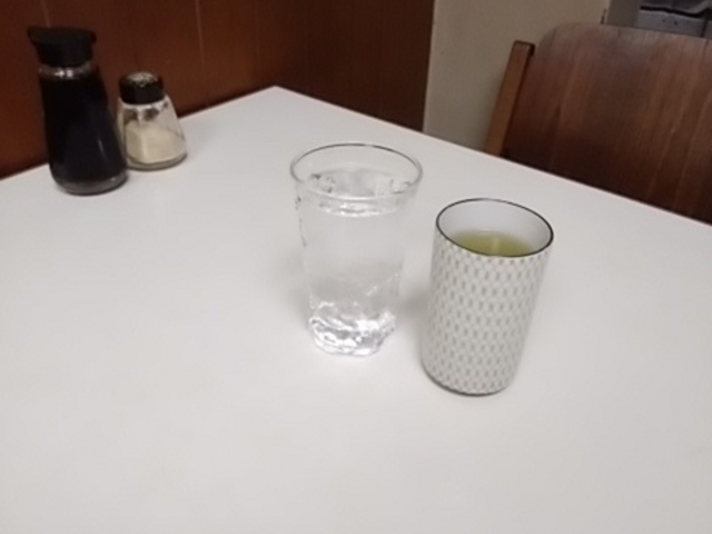 お冷とお茶_岩久食堂
