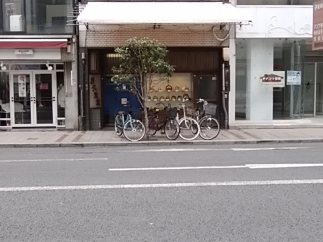 江川町通り沿いのお店です_岩久食堂