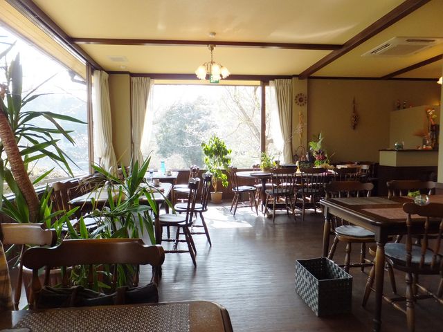 店内の様子:岩倉峡が一望できます。_シェム