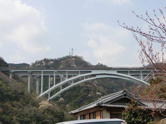 高速道の下を通って滝へ_乙原の滝