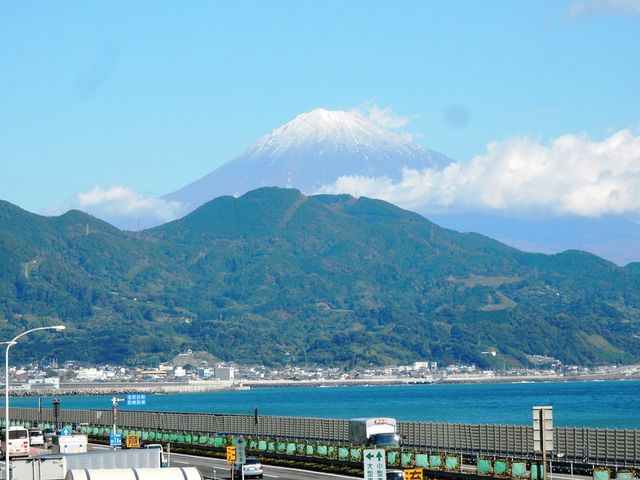屋上展望台から見る駿河湾と富士山_由比パーキングエリア (上り線) 由比・番屋