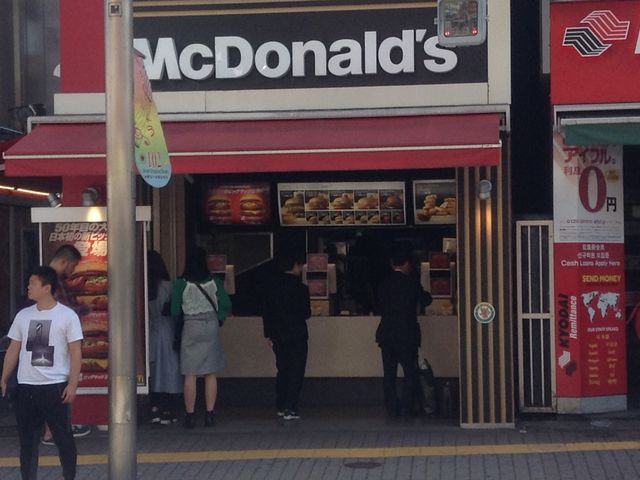 店頭_マクドナルド新大久保店