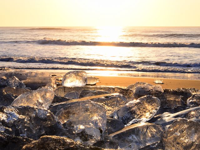 朝日に照らされ輝く氷_大津海岸(ジュエリーアイス)