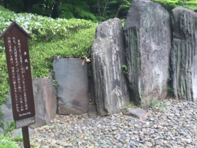 大堰川の岸にあります。_屏風岩(小石川後楽園)