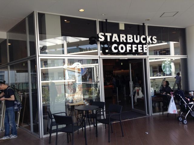 店頭でオープンカフェ_スターバックスコーヒー ラゾーナ川崎プラザ店