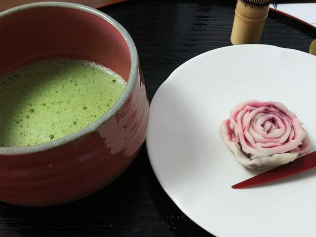 当日はバラの形をしたお菓子を作って、簡単な抹茶のたて方も教えて頂きました。(^o^)_和菓子教室sakura