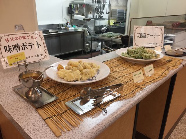 目の前で揚げてくれるみそポテト_レストラン秩父路