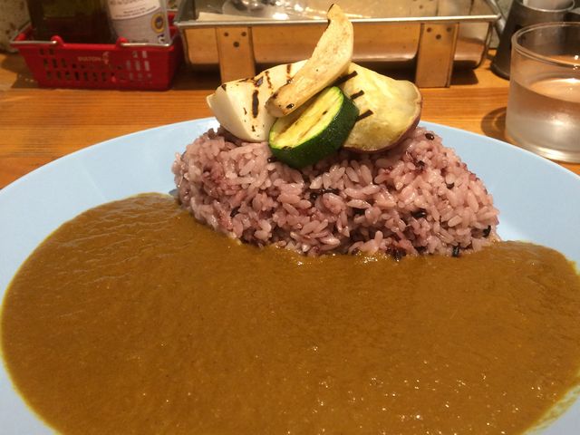 多く見えるがルーの厚みがない。_南青山野菜基地