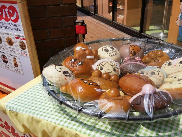 お店の前に並ぶかわいいパンたち_ジャムおじさんのパン工場 仙台店